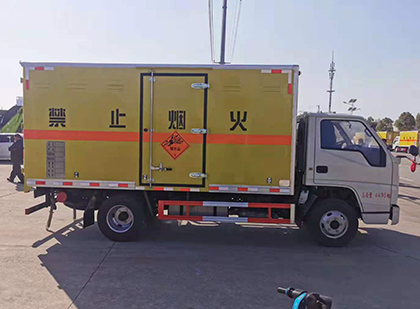 畜禽良种场爆破器材运输车工人安全操作规范与智能技术保障